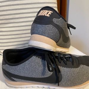 Women’s Nike tennis shoes